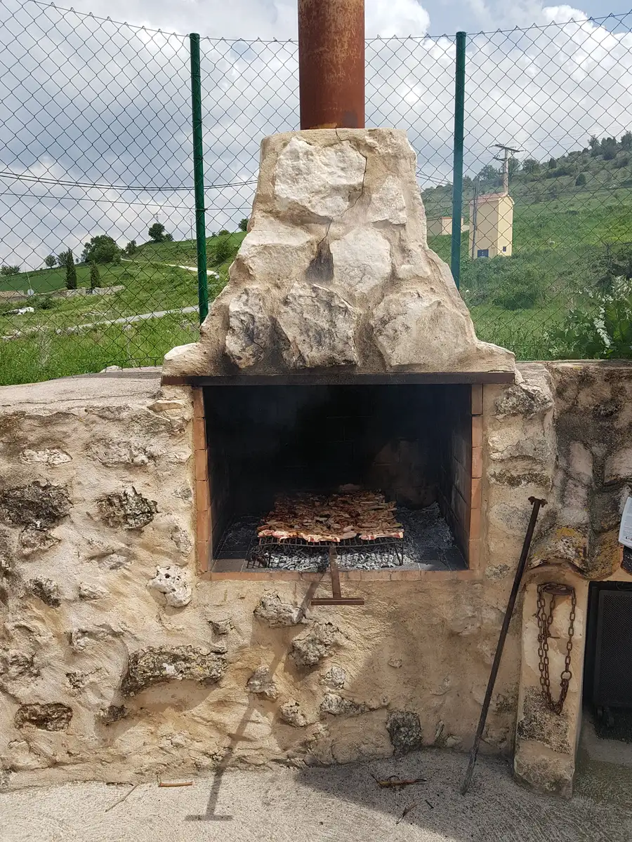 Barbacoa de piedra en el patio