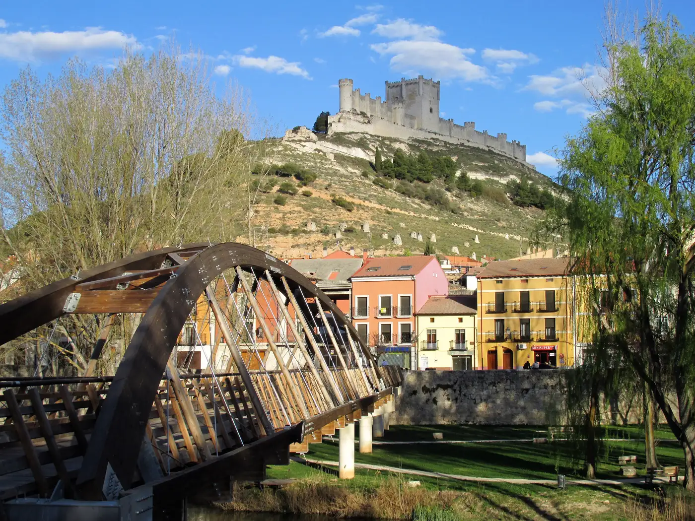 Castillo de Peñafiel sobre el pueblo