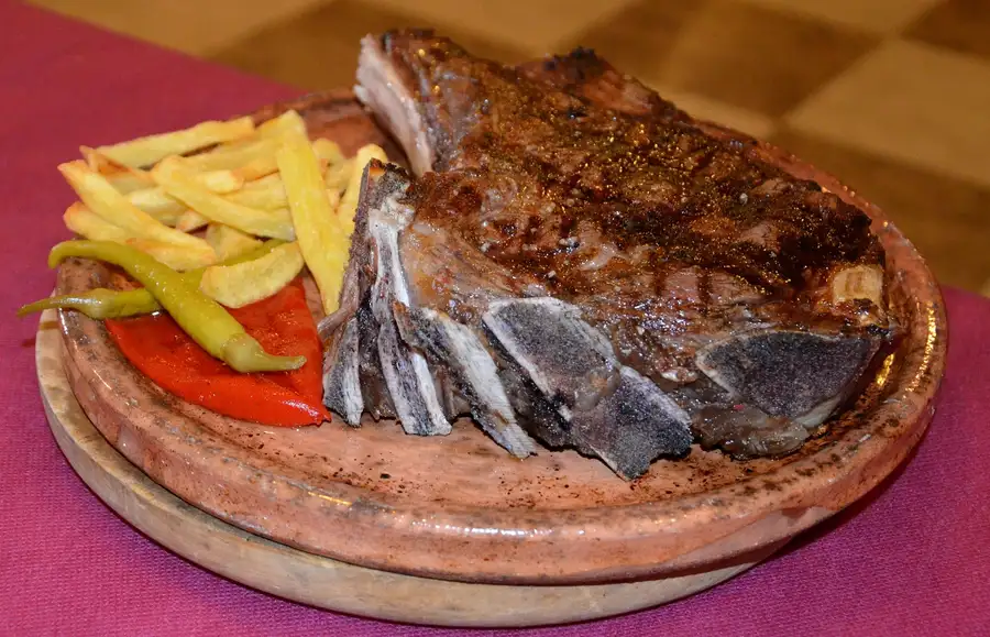 Chuletón a la brasa con patatas y pimientos