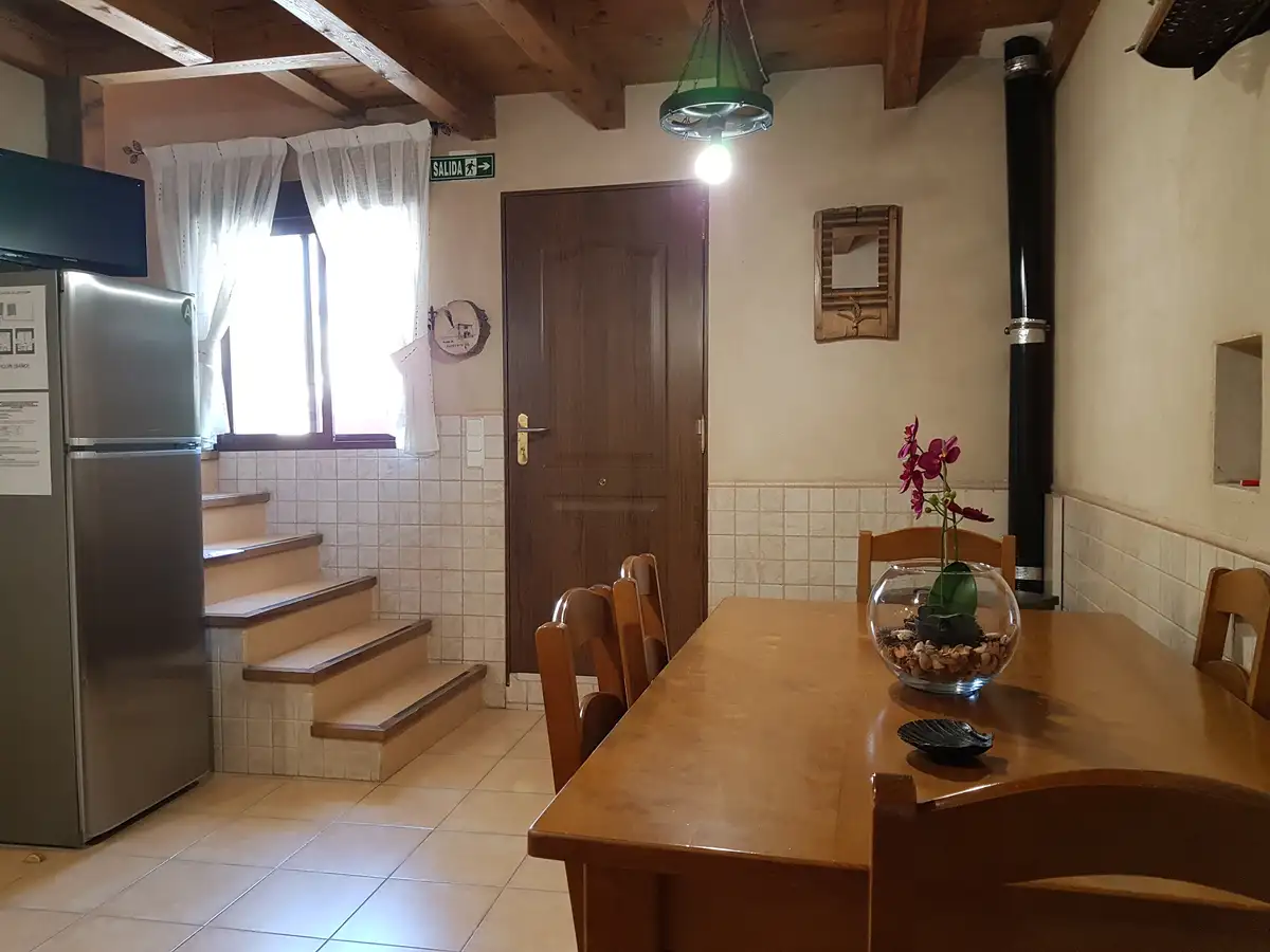 Comedor con la escalera a la planta alta