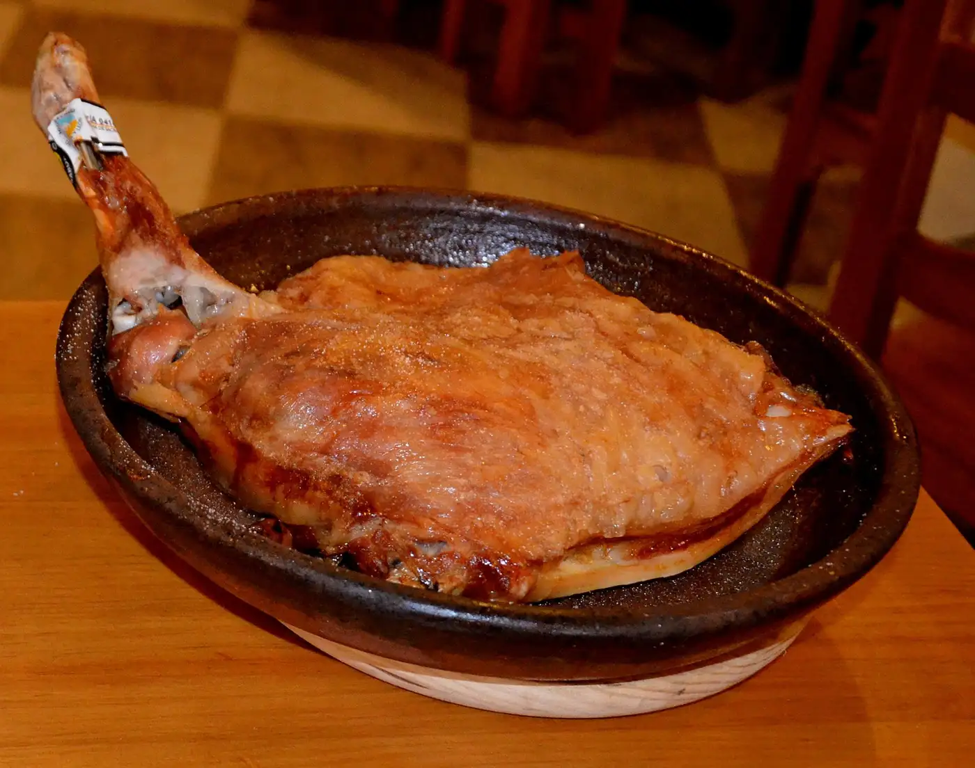 Cuarto de lechazo asado en cazuela de barro