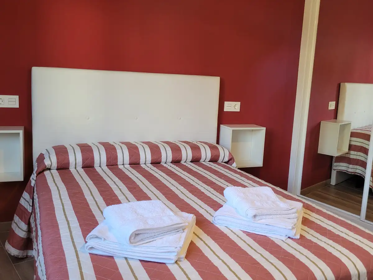 Dormitorio con cama de matrimonio
