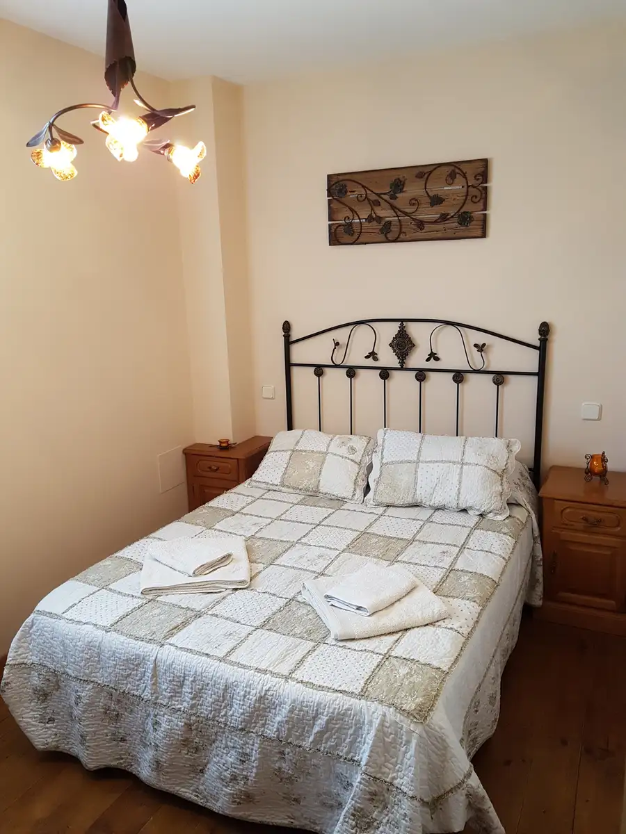 Dormitorio con cama de matrimonio