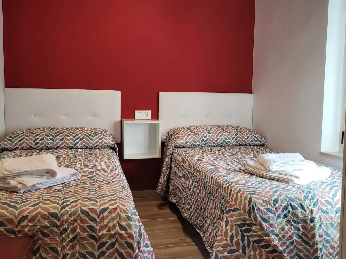 Dormitorio con dos camas individuales