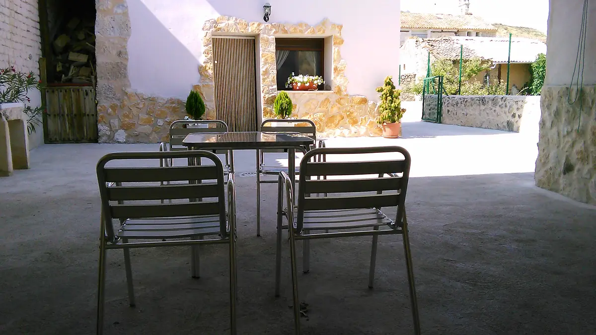 Patio con mesa y sillas